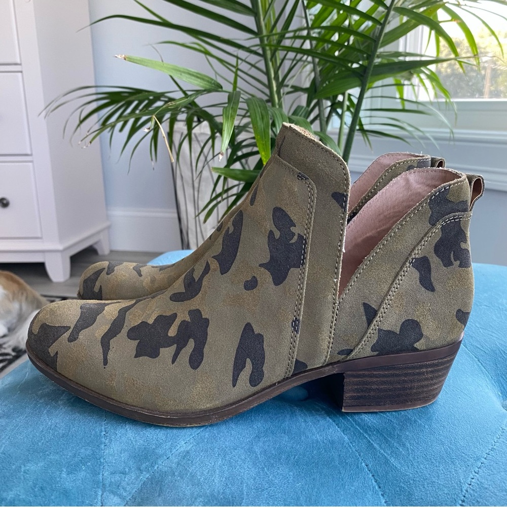 Women’s Lucky Brand Camo Booties size 9